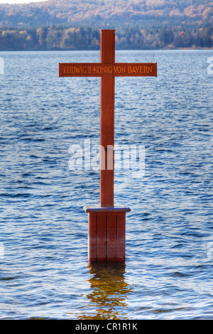 Gedenkstätte Kreuz für König Ludwig II. in den Starnberger See in der Nähe von Berg, Fuenfseenland Bereich, Upper Bavaria, Bayern, Deutschland, Europa Stockfoto