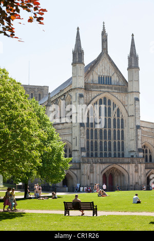 Die Menschen genießen die Sommersonne auf dem Gelände der Winchester Cathedral. Stockfoto