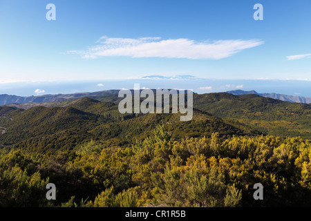 Bewaldete Hügeln im Garajonay National Park, Blick vom Garajonay Mountain, höchste Gipfel von La Gomera Insel Stockfoto