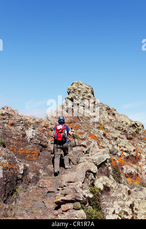 Wandern Frau, Felsformation mit Flechten, Naturpark Majona, La Gomera, Kanarische Inseln, Spanien, Europa Stockfoto