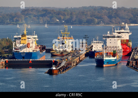 Die Schifffahrt an der Holtenauer Schleuse, nord-ostsee-Kanal, Nord-Ostsee-Kanal, Kiel, Schleswig-Holstein, Deutschland, Europa Stockfoto