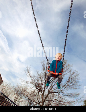 Jungen spielen in Gange im park Stockfoto