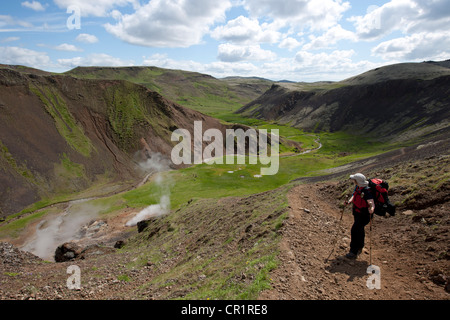 Weibliche Wanderer über dem Fluss heißen Reykjadalsá im Hengill geothermische Bereich bei Hveragerdi, Island, Europa Stockfoto
