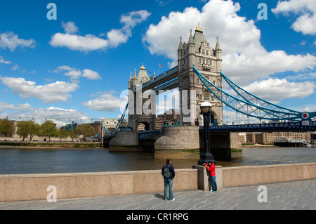 Tower Bridge über die Themse in London England UK. Stockfoto