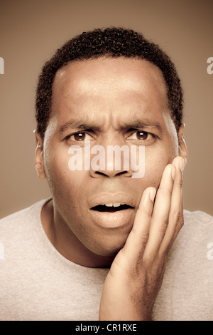 Studioaufnahme von Mitte erwachsenen Mannes überrascht Stockfoto