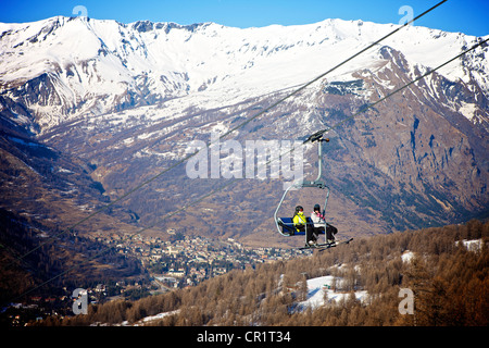 Skifahrer am Skilift Stuhl in Bardonecchia Italien Stockfoto