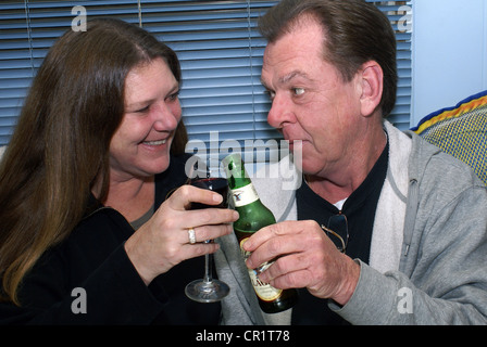 Mittleren Alters paar einander toasten. Stockfoto