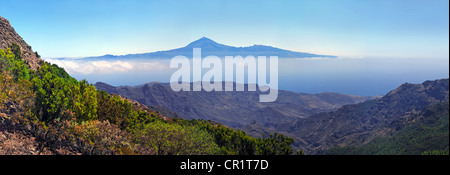 Roque de Agando mit Teneriffa in der Ferne, La Gomera, Kanarische Inseln, Spanien, Europa Stockfoto