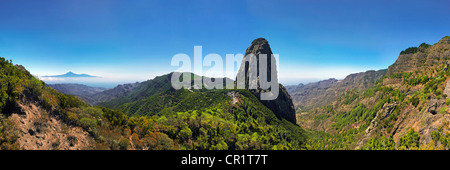 Roque de Agando mit Teneriffa in der Ferne, La Gomera, Kanarische Inseln, Spanien, Europa Stockfoto