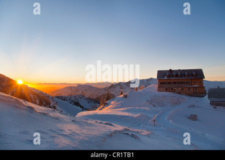 Haus am Berg in Schneelandschaft Stockfoto