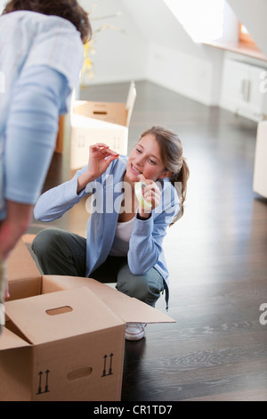 Frau abkleben Karton Stockfoto