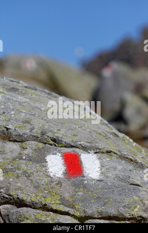 Wandern Wanderweg Zeichen auf Stein in den Alpen, fünf Seen Wandern Route, Pizol, Kanton St. Gallen, Schweiz, Europa, PublicGround Stockfoto