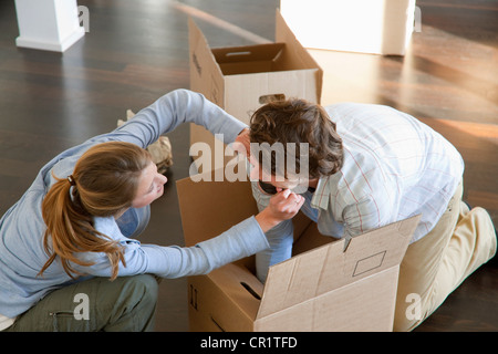 Paar im Karton Stockfoto