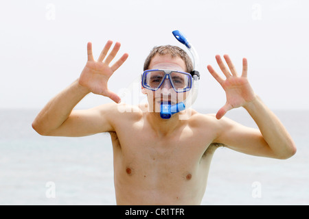 Mann trägt, Tauchen Brille und Schnorchel, bereit um zu tauchen, zeigt Hände, Malediven, Indischer Ozean Stockfoto