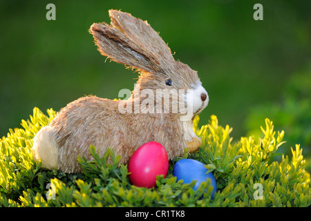 Osterhase Figur mit bunten Ostereiern Stockfoto