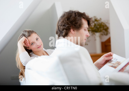 Paar erholsame zusammen auf dem sofa Stockfoto