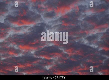Wolken am Himmel bei Sonnenuntergang Stockfoto