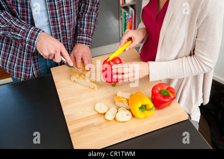 Paar hacken in Küche Stockfoto