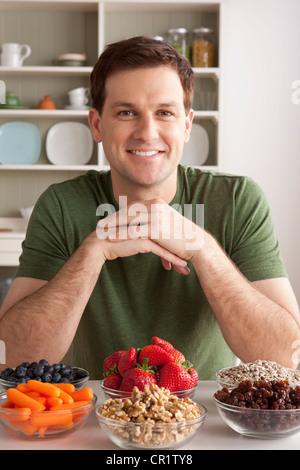 USA, California, Los Angeles, Porträt von Mitte erwachsener Mann mit gesunden Früchten Stockfoto