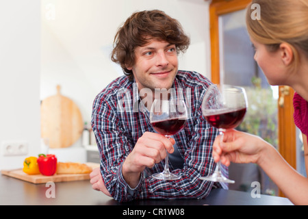 Paar, toasten einander mit Wein Stockfoto