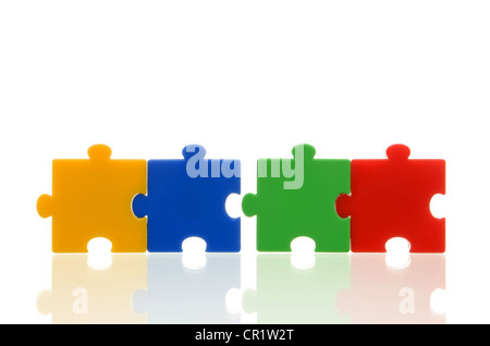 Verschiedene bunte puzzle-Stücke, zwei Paare von zwei verbundenen Puzzleteile, symbolisches Bild für Serie-team Stockfoto