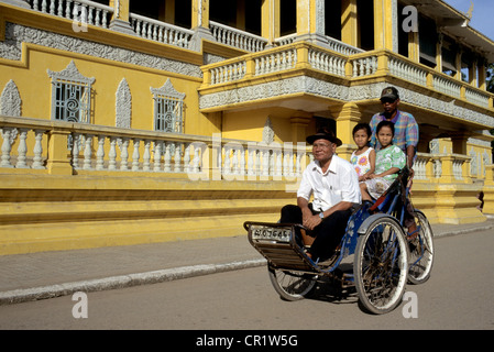 Kambodscha, Phnom Penh, Familie auf einem Dreirad vor Königspalast Stockfoto