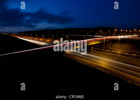 Zeitansicht Ablauf des Verkehrs in der Nacht Stockfoto