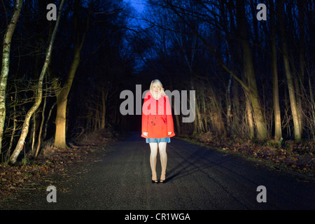 Frau stehend im Wald unterwegs Stockfoto