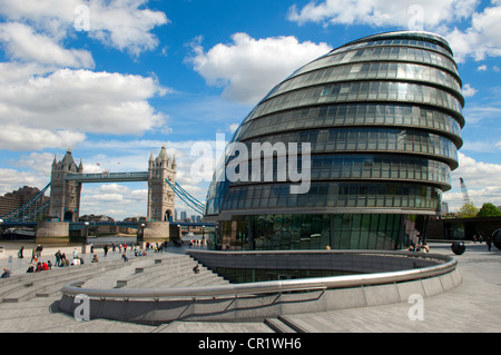 Das Rathaus nach Hause von der größeren London Aurthority durch die Bank der Themse neben Tower Bridge England UK. Stockfoto