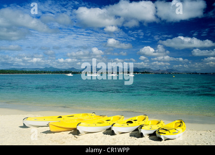 Mauritius, Bezirk Riviere du Rempart, Umgebung von Grand Baie, Strand von Mont Choisy, See-Kajaks am Strand und Stockfoto