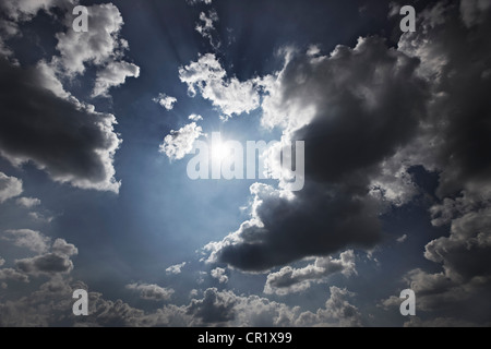 Sonne und Wolken am blauen Himmel Stockfoto