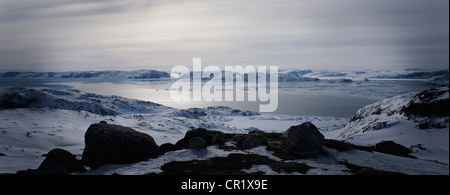 Noch See in Schneelandschaft Stockfoto