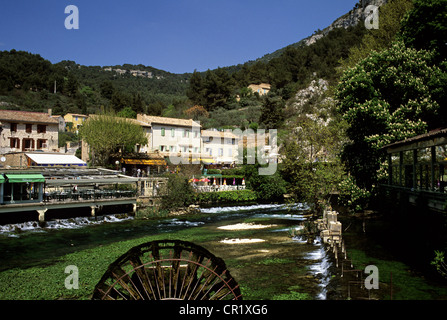 Frankreich, Vaucluse, Dorf Fontaine-de-Vaucluse und Fluss Sorgue Stockfoto