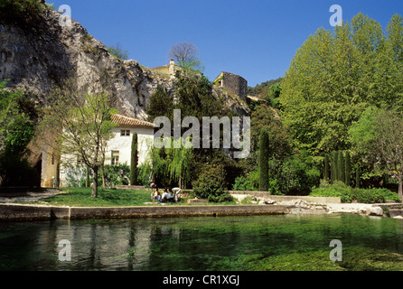 Frankreich, Vaucluse, Fontaine-de-Vaucluse, Fluss Sorgue und François Petrarque Bibliothek-Museum Stockfoto