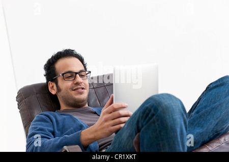 Lächelnder Mann mit Tablet-PC Stockfoto