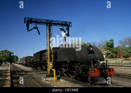 Simbabwe, Provinz Matabeleland, Victoriafälle, Dampflok am Bahnhof Victoria Falls Stockfoto