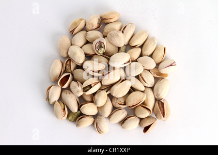 Einem kleinen Haufen ungeschälte Pistazien auf weißem Hintergrund Stockfoto