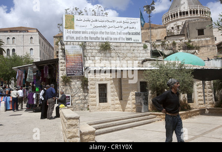 Straßenbild und Plakat zeigt ein Zitat aus dem Koran in Nazareth, Israel Stockfoto