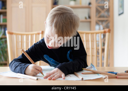 Junge mit Farbstiften zeichnen Stockfoto