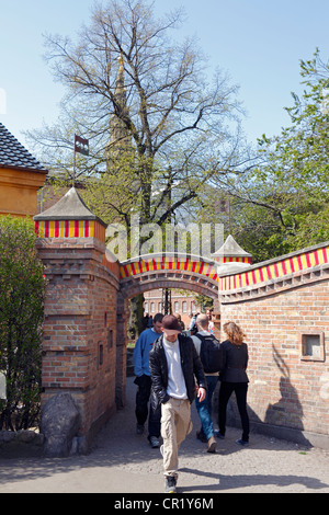 Junge Menschen in bunten Eingang auf der Freetown Christiania in Kopenhagen, Dänemark, an einem sonnigen Frühlingstag Stockfoto