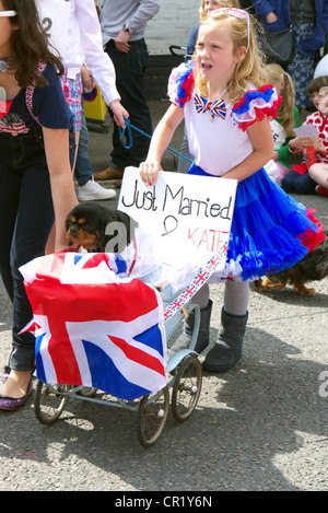 Ein junges Mädchen schob ihr Hund in einem Kinderwagen - Teil eines Hundes zeigen die Queens Diamond Jubilee Party feiern Stockfoto