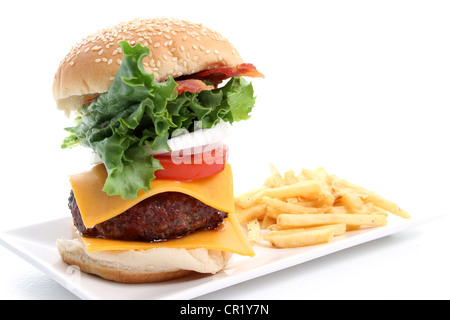 Platte mit Hamburger und Pommes Frites auf weißem Hintergrund Stockfoto