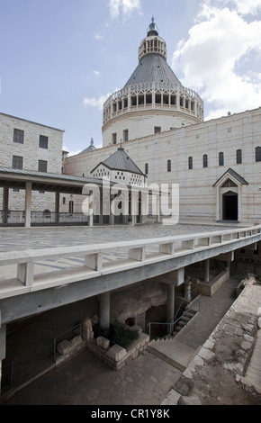 Die Taufkapelle und erhöhten Hof über eine alte archäologische Stätte in der Kirche der Verkündigung in Nazareth, Israel Stockfoto