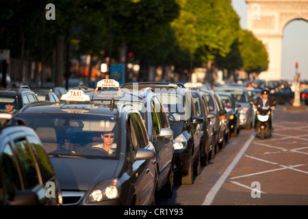 Frankreich, Paris, taxi-Warteschlange auf der Avenue des Champs-Élysées Stockfoto