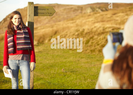 Frau unter Bild der Freund bei der post Stockfoto