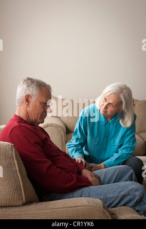 USA, California, Los Angeles, Frau trösten traurige senior woman Stockfoto