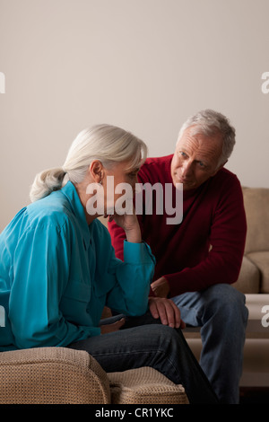 USA, California, Los Angeles, tröstlich traurige senior Frau Mann Stockfoto