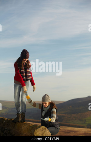 Frauen Klettern rock Wand zusammen Stockfoto