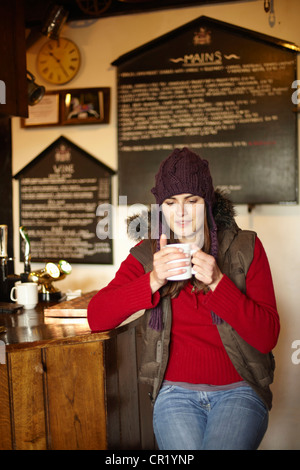 Frau trinkt Kaffee im café Stockfoto