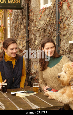 Frauen mit Hund mit Bier im café Stockfoto